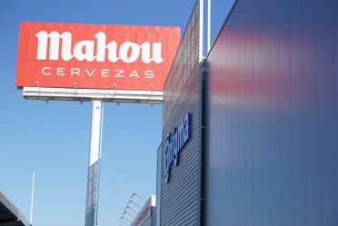 fachada de Anigma con logo mahou